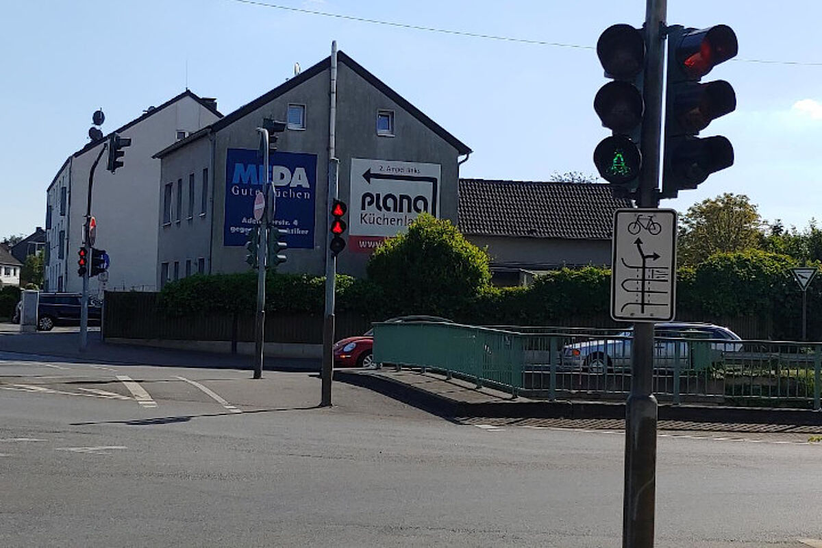 Bild 7: widersprüchliche Ampel – hier ist die Fahrradampel gleichzeitig rot und grün Bild 7: widersprüchliche Ampel – hier ist die Fahrradampel gleichzeitig rot und grün