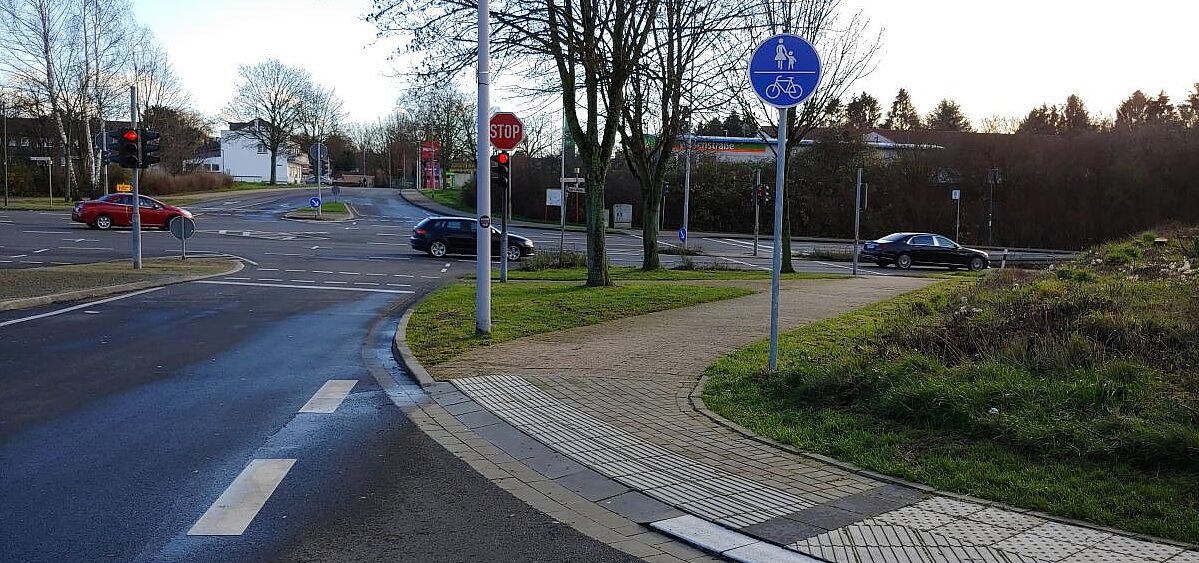 Benutzungspflichtiger gemeinsamer Fuß- und Radweg Benutzungspflichtiger gemeinsamer Fuß- und Radweg