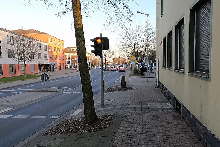 Bild 5: Radverkehr wird an der Ampel vorbeigeführt Bild 5: Radverkehr wird an der Ampel vorbeigeführt
