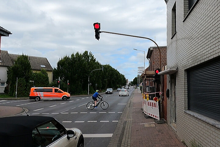 Bild 6: Ampel gilt auch für den Radverkehr Bild 6: Ampel gilt auch für den Radverkehr