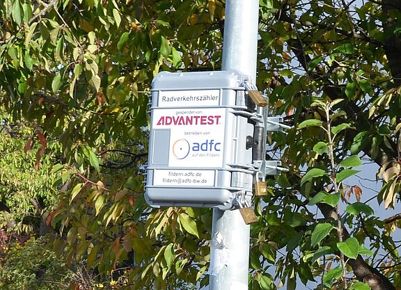 Radverkehrszähler Nahaufnahme des Radverkehrszählers am Laternenmast