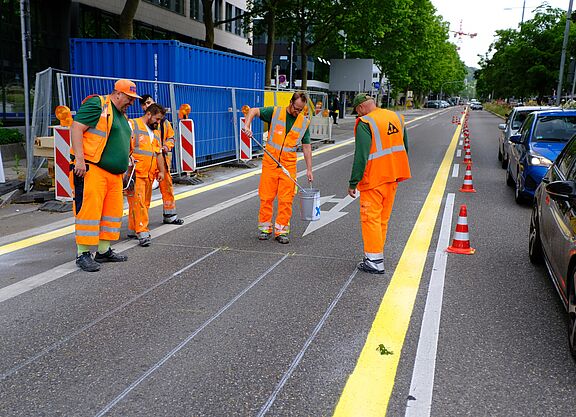 Markierungsarbeiten für einen Pop-up-Radweg Markierungsarbeiten für einen Pop-up-Radweg