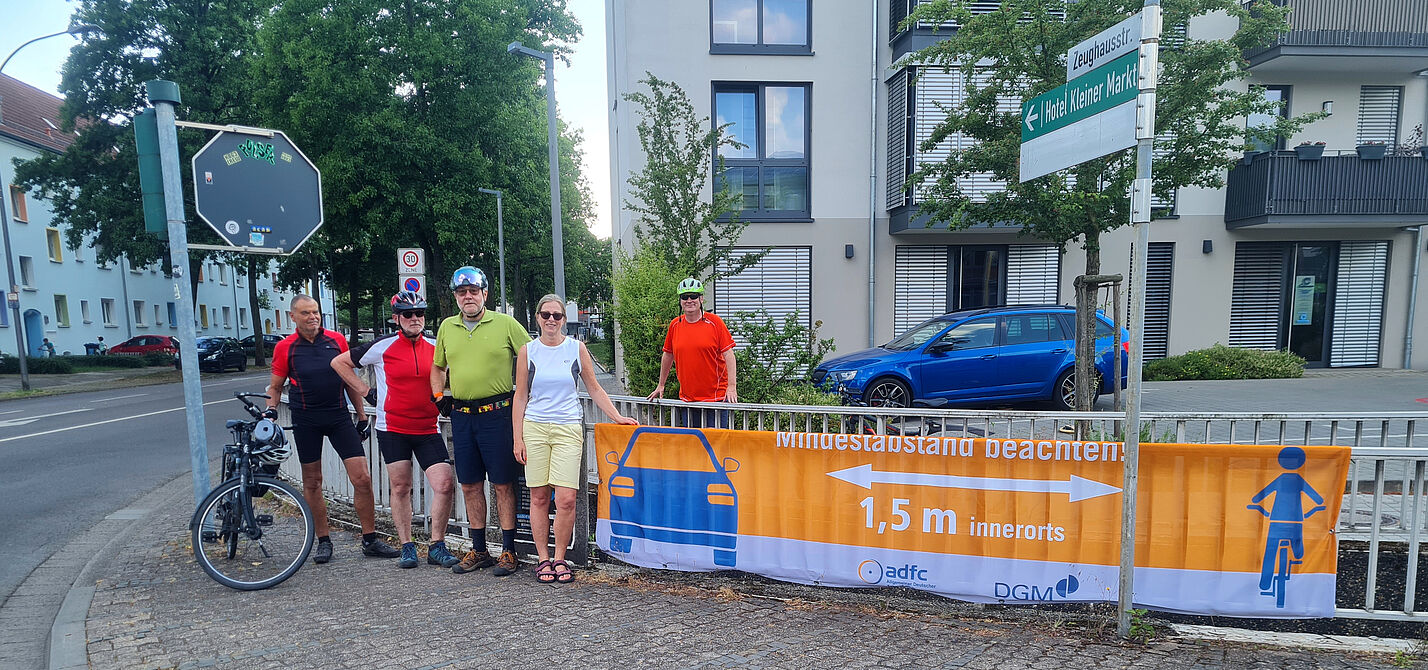 Aktive des ADFC SLS vor dem neuen Abstands-Banner in SLS Aktive des ADFC SLS vor dem neuen Abstands-Banner in SLS