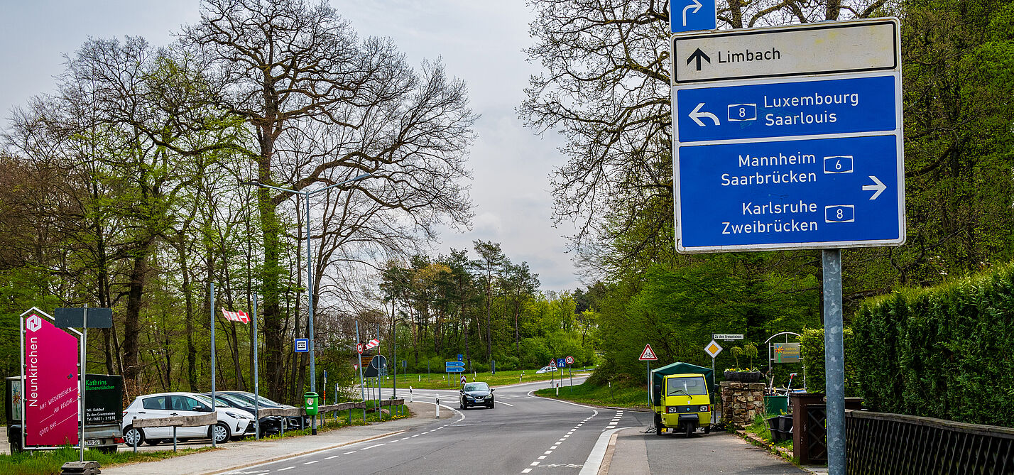 L114-Kohlhof Hier fehlt noch der Rotbelag am Ende des Schutzstreifens