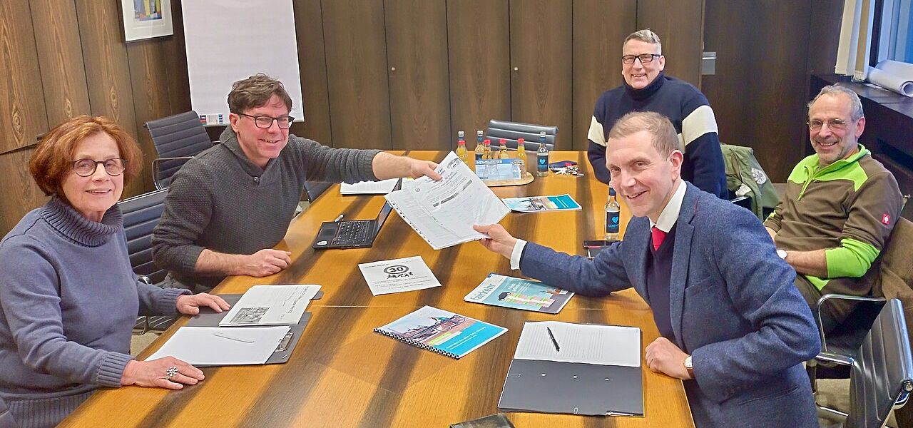 Mehr Tempo 30 in St. Ingbert - Übergabe von Unterschriften an OB Meyer