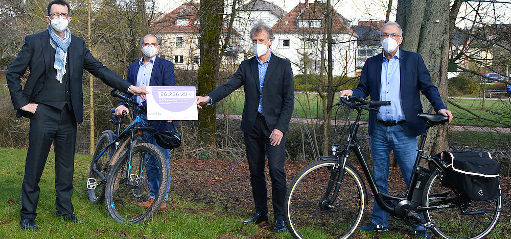 Scheckübergabe von Umweltminister Reinhold Jost an Thomas Fläschner (ADFC )