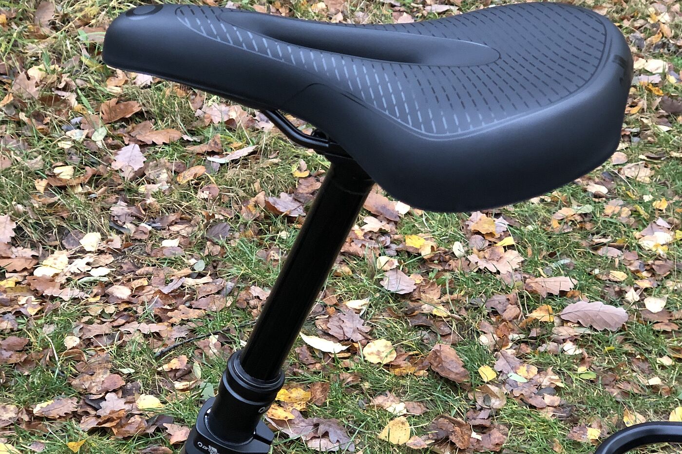 Sattelstütze ausgefahren Detailaufnahme einer ausgefahrenen versenkbaren Sattelstütze.