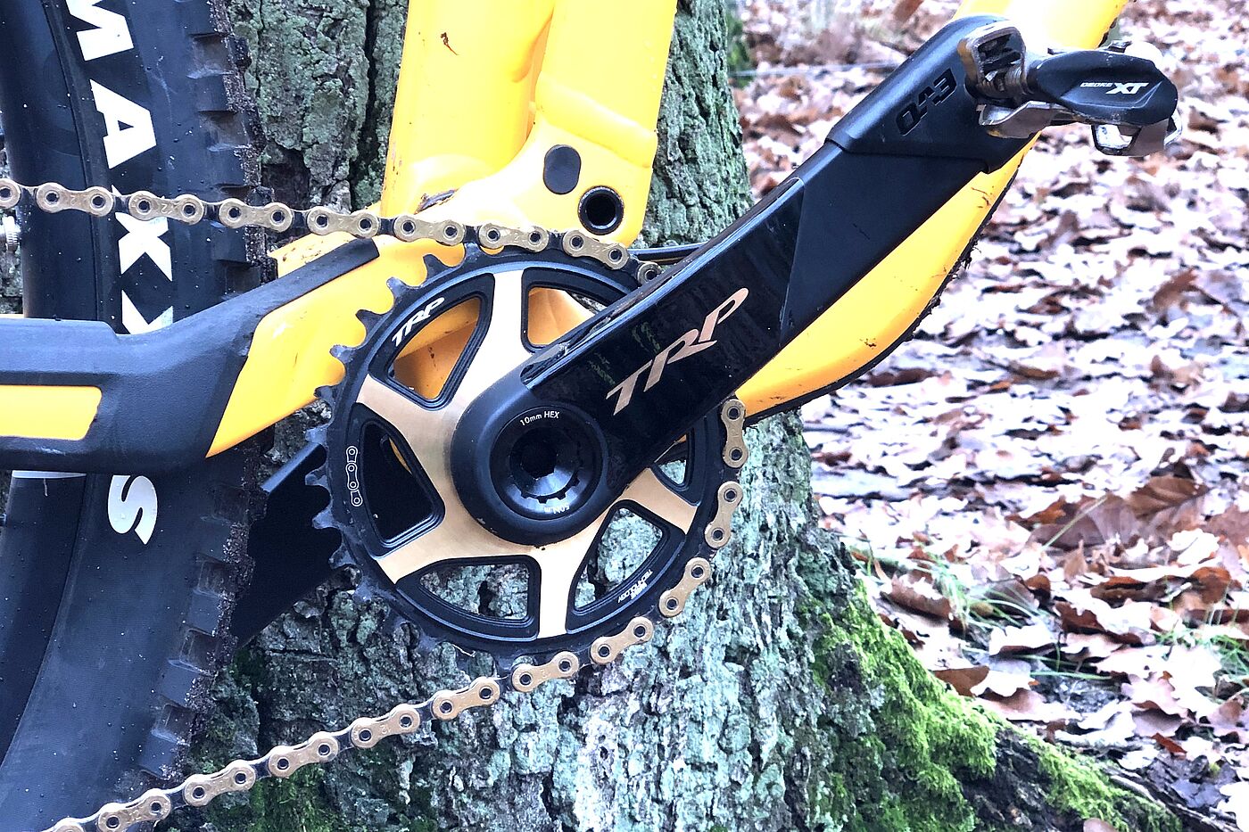 Kurbel Großaufnahme von TRP-Kurbel an gelbem MTB.