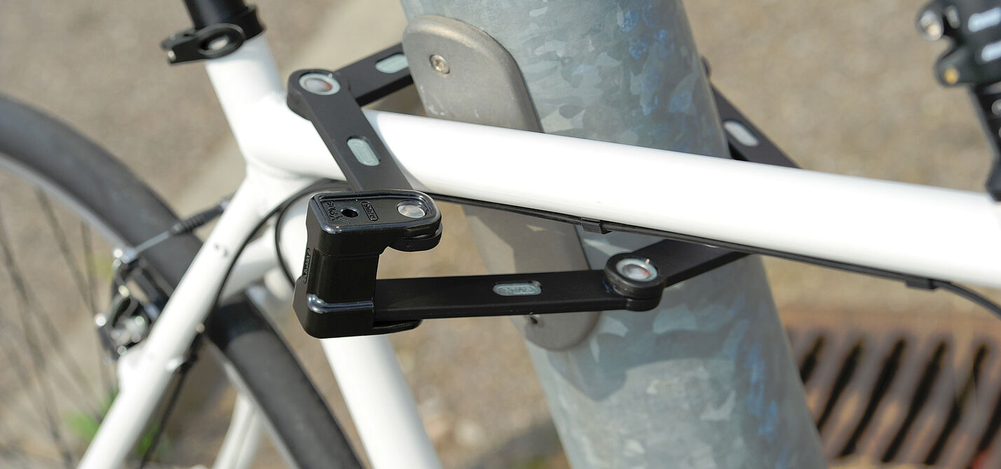 Fahrrad anschließen, nicht nur abschließen. Fahrrad anschließen, nicht nur abschließen.